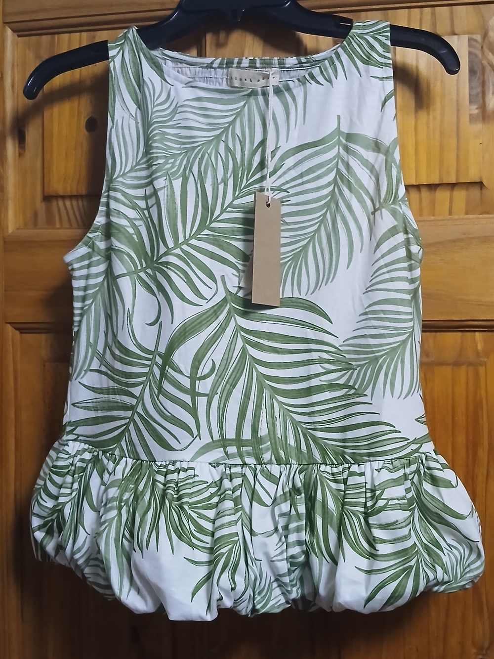 Sleeveless White Tank Top with Green Palm-Leaf Print and Ruffled Hem